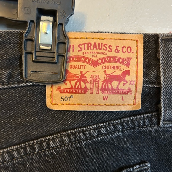 Levi’s shorts - black wash denim 501 button fly cut off style - Picture 6 of 11